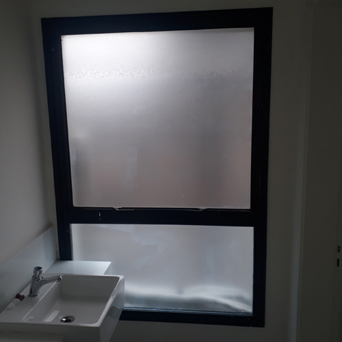 Adesivo jateado para janela de banheiro